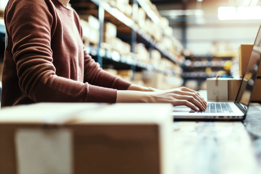 Cliente usando una laptop comprando en línea.